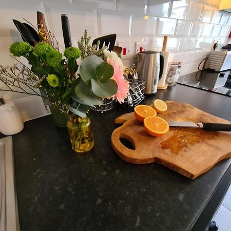 Coopers, Ground Floor Apartment With 2 Bedrooms And 2 Bathrooms Within A Georgian Listed Building 버튼온트렌트 외부 사진